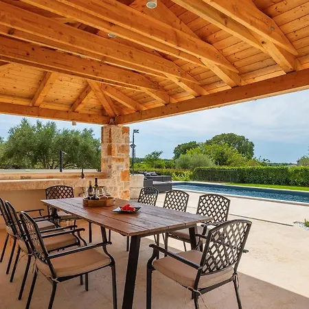 Beautiful Treori With Pool In Sv Lovrec فيلة Orbanići