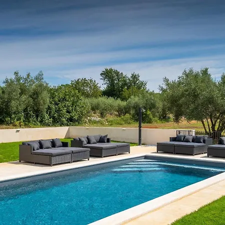 Beautiful Treori With Pool In Sv Lovrec